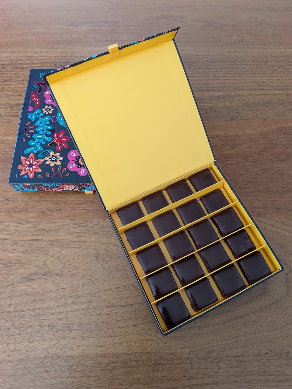 Coffret Label Clément ouvert, dévoilant ses caramels artisanaux