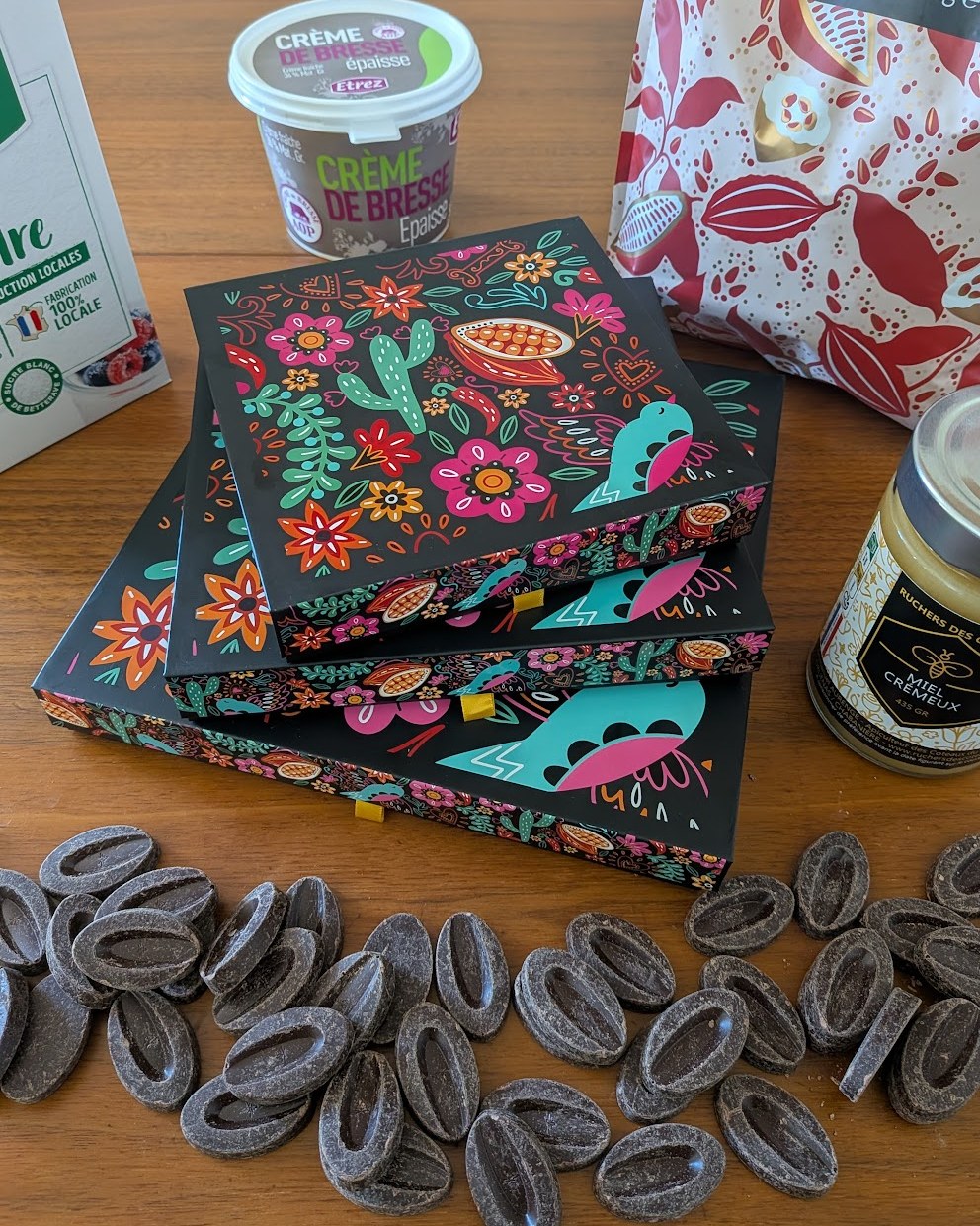 Coffrets Label Clément aux côtés des matières premières : crème de Bresse IGP, chocolat noir Valrhona, miel